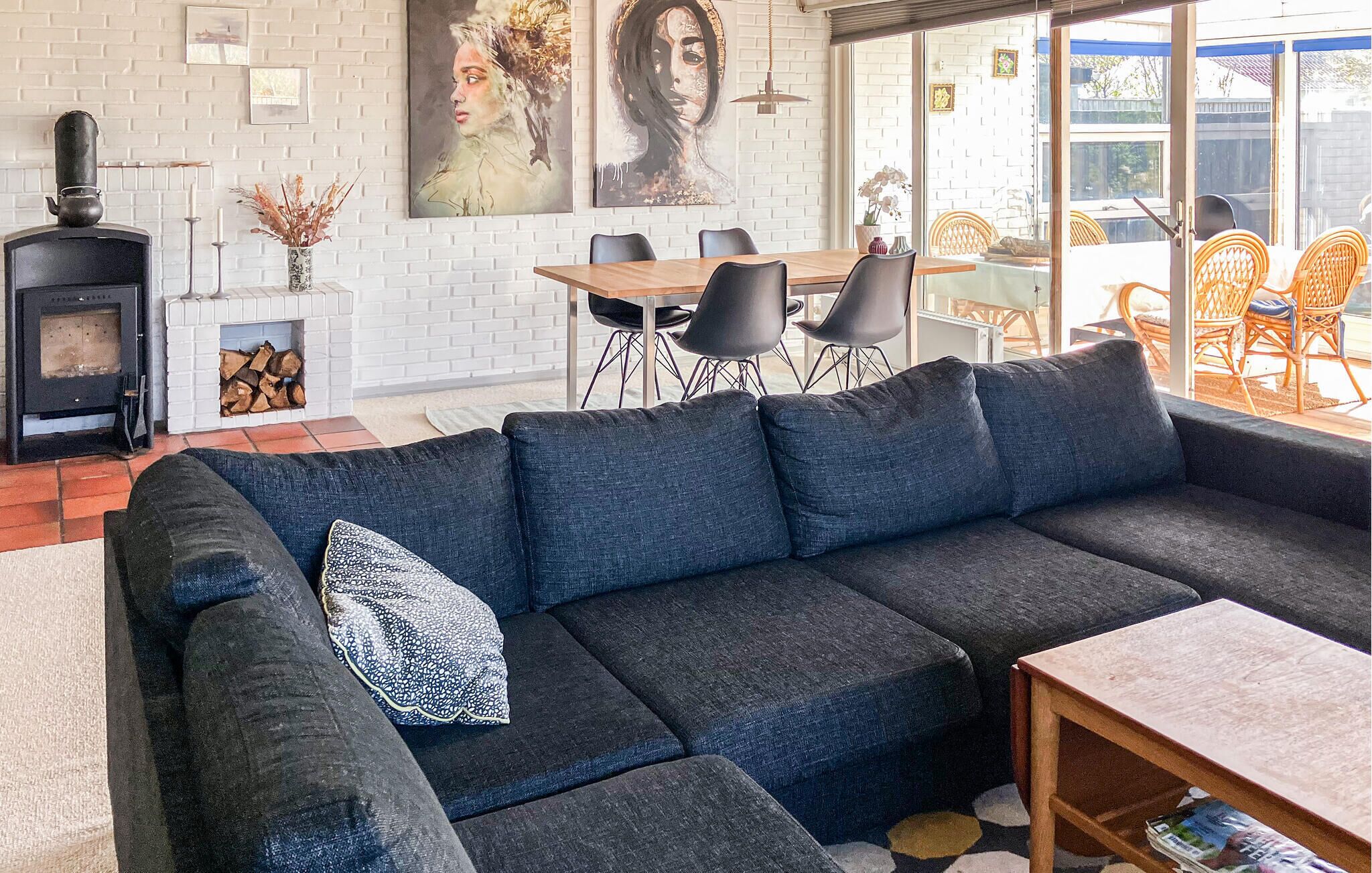 Smart-TV, Kamin, Tischtennisplatte