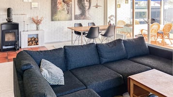 Smart-TV, Kamin, Tischtennisplatte