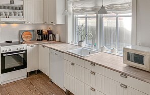 Fridge, microwave, stovetop, dishwasher - Cozy home in Thyborøn with WiFi (Thyborøn)