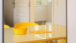 A room with a table, chairs, a basket, a sink, and an air conditioning unit. - Mobile home with 4 bedrooms for 8 people (Sainte-Marie-la-Mer)