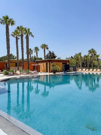 Pool. Mobile home with 3 bedrooms for 6 people