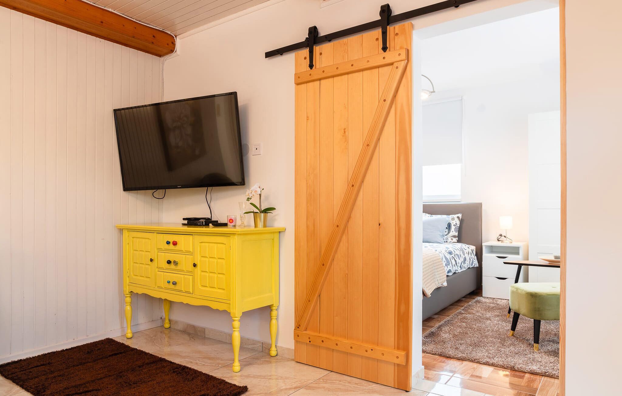 Iron/ironing board, travel crib, free WiFi