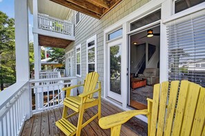 Terrace/patio - Tuna Luna - Coastal Getaway Essentials Included (Carolina Beach)