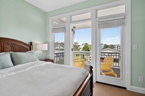 4 bedrooms, desk, iron/ironing board, WiFi - Tuna Luna - Coastal Getaway Essentials Included (Carolina Beach)