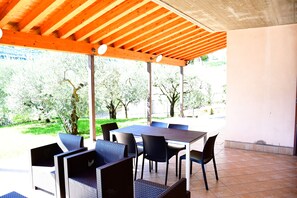Outdoor dining - Vrbo Property (Cazzano di Tramigna)