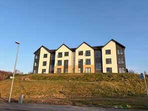 Exterior - Executive 2 bed apartment with stunning views across to Beinn Wyvis (Inverness)