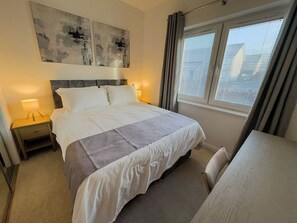 Iron/ironing board, WiFi, bed sheets - Executive 2 bed apartment with stunning views across to Beinn Wyvis (Inverness)