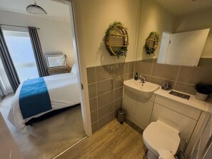 Iron/ironing board, WiFi, bed sheets - Executive 2 bed apartment with stunning views across to Beinn Wyvis (Inverness)