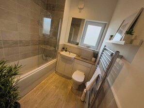 Shower, hair dryer, towels, soap - Executive 2 bed apartment with stunning views across to Beinn Wyvis (Inverness)