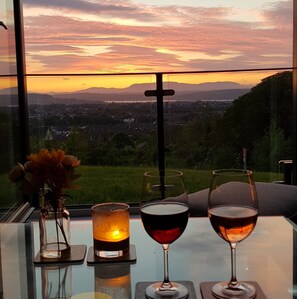 Dining - Executive 2 bed apartment with stunning views across to Beinn Wyvis (Inverness)
