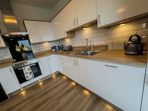 Private kitchen - Executive 2 bed apartment with stunning views across to Beinn Wyvis (Inverness)