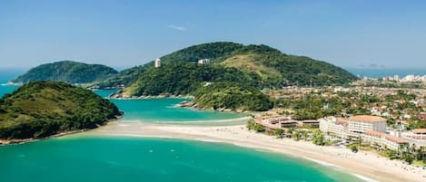 Playa en los alrededores y playa de arena blanca