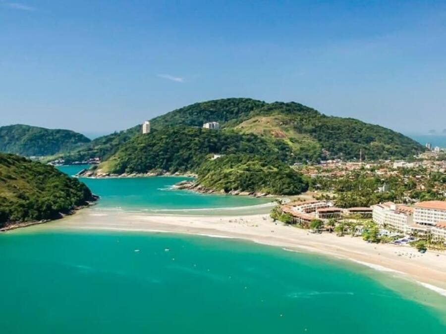 Una playa cerca, arena blanca