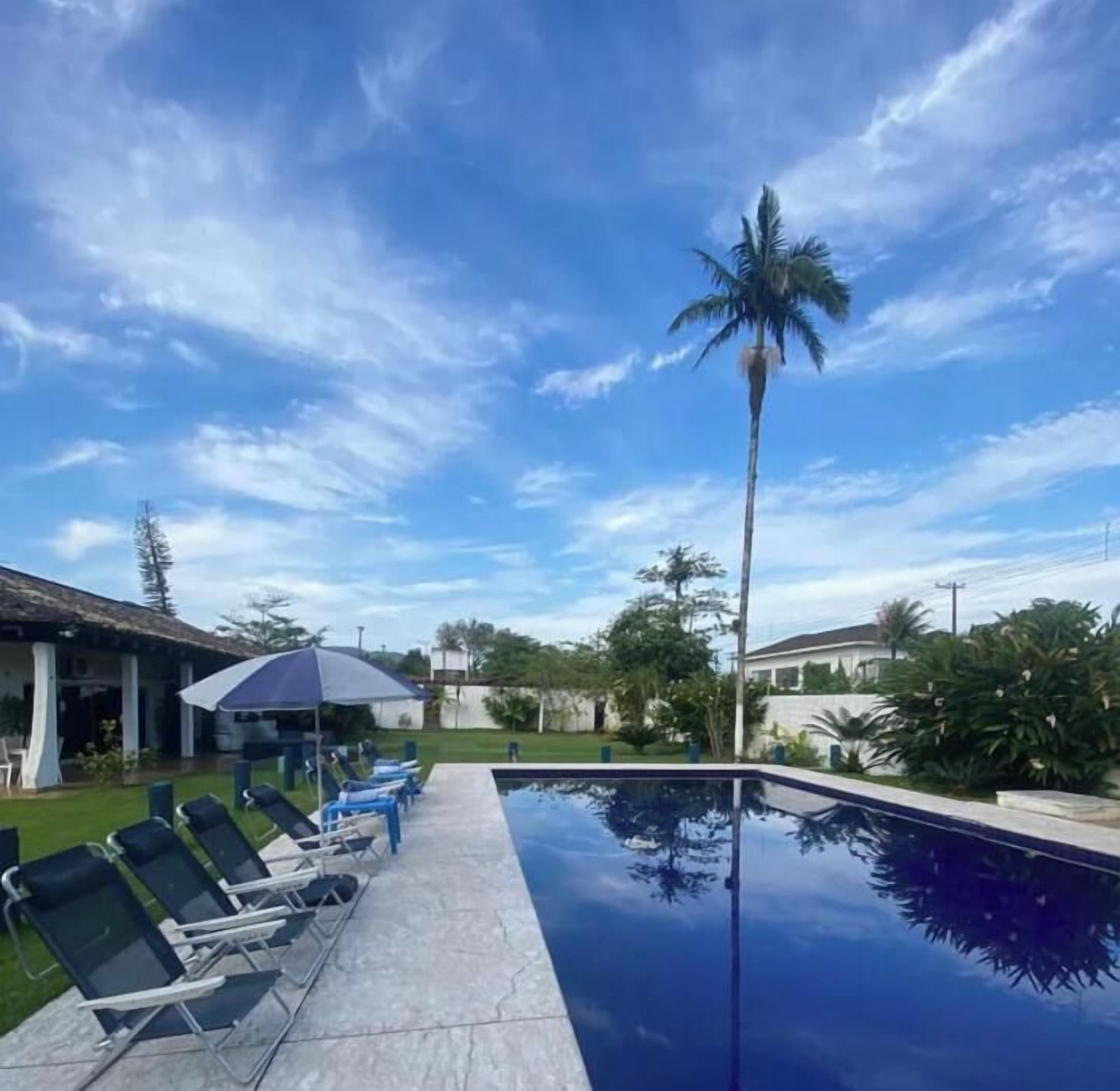 Una piscina al aire libre, sombrillas