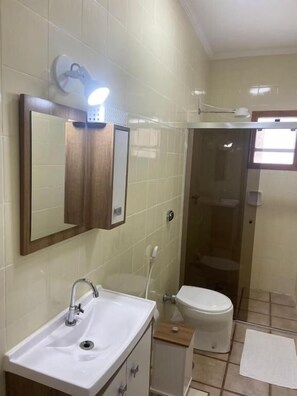 Standard-Suite | Badezimmer | Dusche, Handtücher, Seife, Toilettenpapier