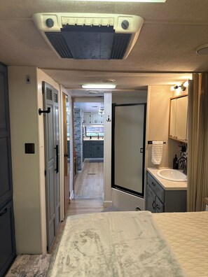 WiFi, bed sheets - Fabulous 1-bedroom in Livingston 2 minutes from Casino (Livingston)