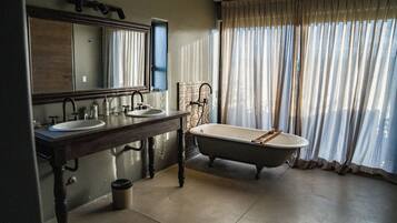 Luxury Double Room, Mountain View | Bathroom