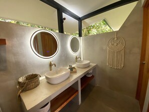 Bathroom - Ocean & Sunset Views - Private Pool Jungle Retreat in Ojochal - Casa Rosa (Ojochal)