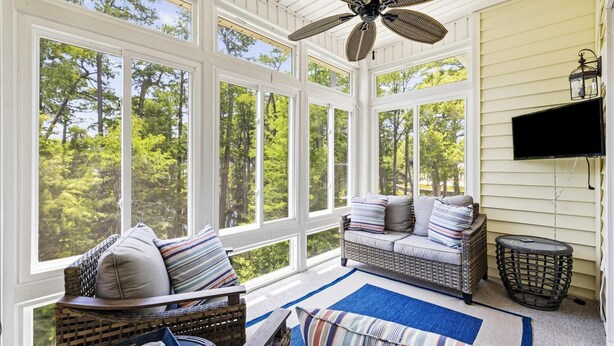 Living area - 4BR NMB Ocean Drive Cottage, quiet community and walk to everything you need! (North Myrtle Beach)