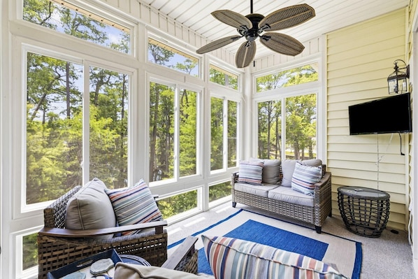 Smart TV, fireplace - 4BR NMB Ocean Drive Cottage, quiet community and walk to everything you need! (North Myrtle Beach)