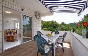 Outdoor dining - Cozy apartment in Necujam with house sea view (Necujam)