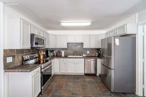 Fridge, microwave, oven, stovetop - Spacious Pet-Friendly Retreat 4BR, Grill, 5 Beds (Reno)