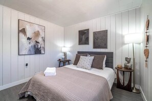 Iron/ironing board, travel cot, WiFi, bed sheets - Spacious Pet-Friendly Retreat 4BR, Grill, 5 Beds (Reno)