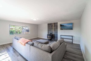 TV, offices - Spacious Pet-Friendly Retreat 4BR, Grill, 5 Beds (Reno)