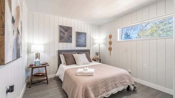 Tabla de planchar con plancha, cuna de viaje, wifi y ropa de cama