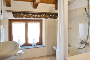 Sèche-cheveux, bidet, serviettes fournies