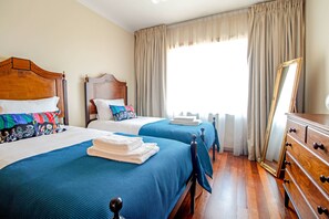 Tabla de planchar con plancha, internet y ropa de cama 