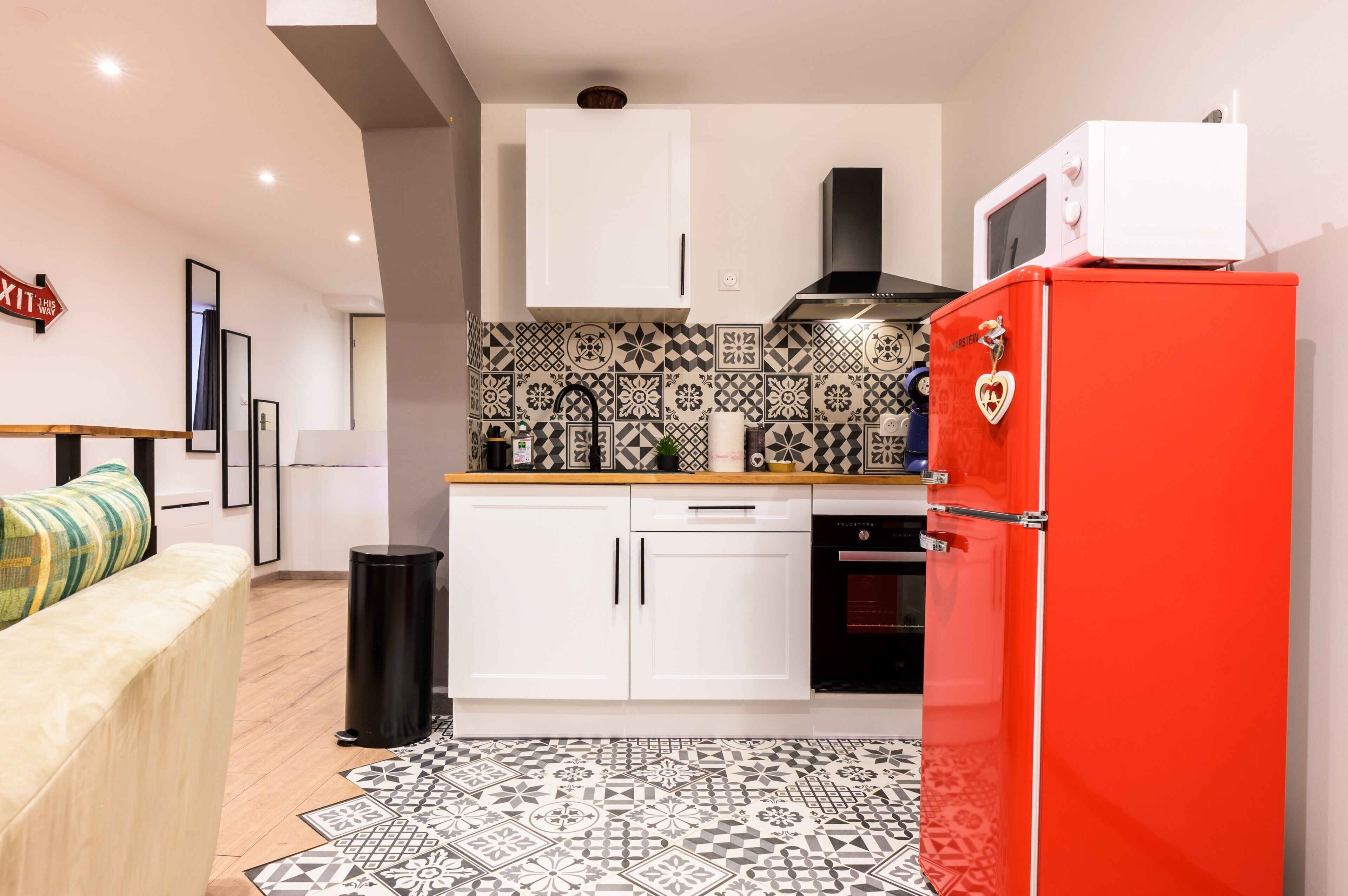 Réfrigérateur, four à micro-ondes, un four, surface de cuisson