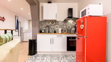 Réfrigérateur, four à micro-ondes, un four, surface de cuisson