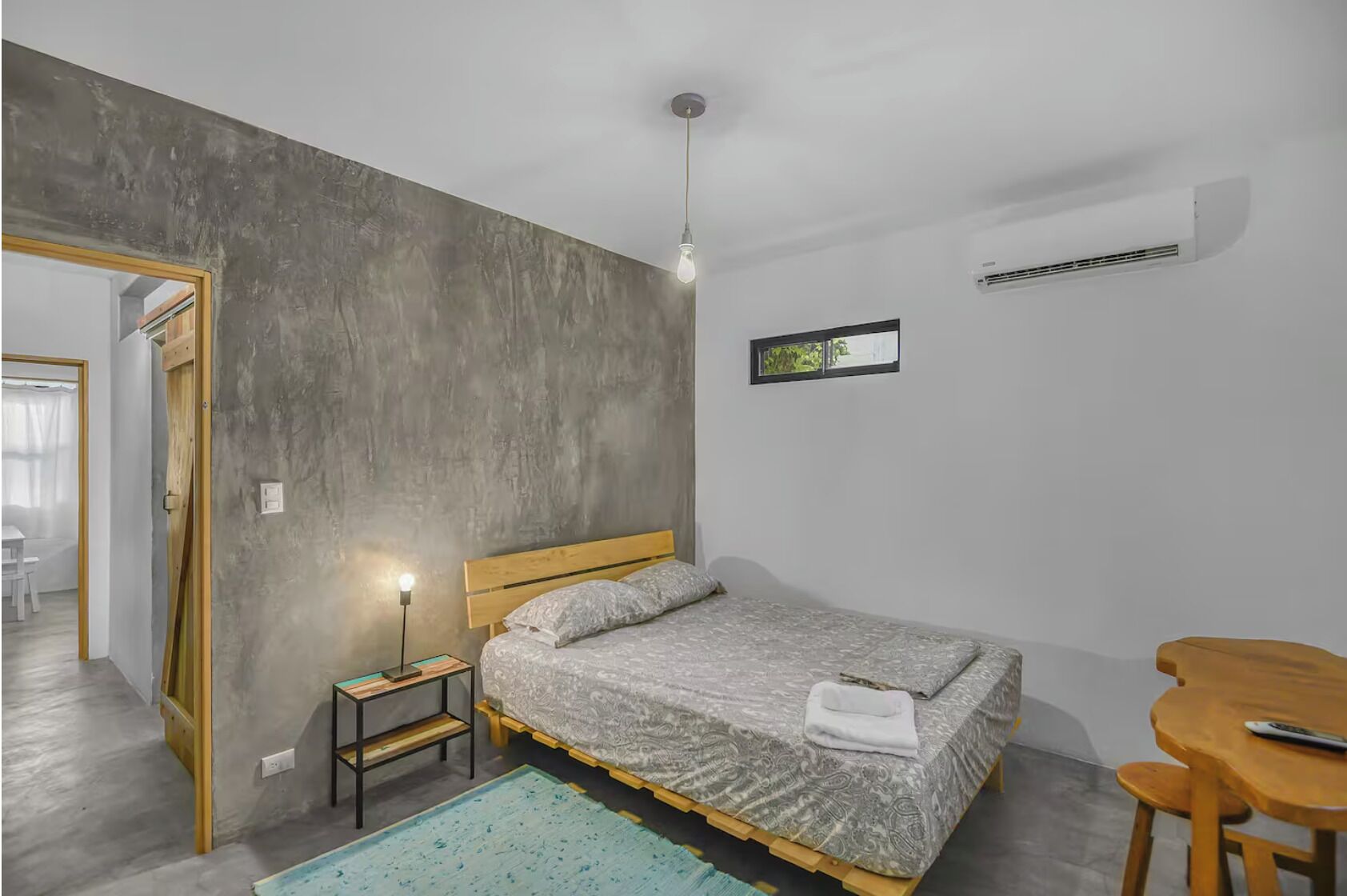 3 quartos, acesso à internet, roupa de cama