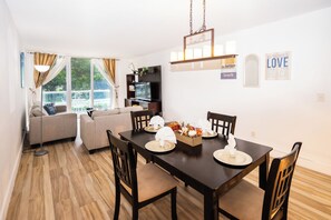 Dining - Miami Condo Sleeps 6+ Walk to Beach + FREE Parking Beach, Sun & FUN (Sunny Isles Beach)