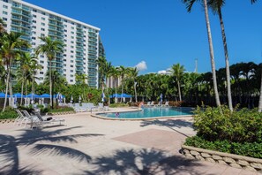Pool - Miami Condo Sleeps 6+ Walk to Beach + FREE Parking Beach, Sun & FUN (Sunny Isles Beach)