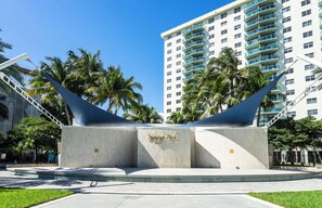 Exterior - Miami Condo Sleeps 6+ Walk to Beach + FREE Parking Beach, Sun & FUN (Sunny Isles Beach)