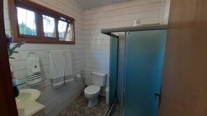 Bathroom - Soothing 1-bedroom chalet in tranquil Petrópolis getaway (Petrópolis)
