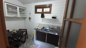 Private kitchen - Soothing 1-bedroom chalet in tranquil Petrópolis getaway (Petrópolis)