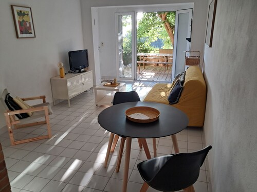 Large T2 near the sea with terrace and view of Hyères and the hills.