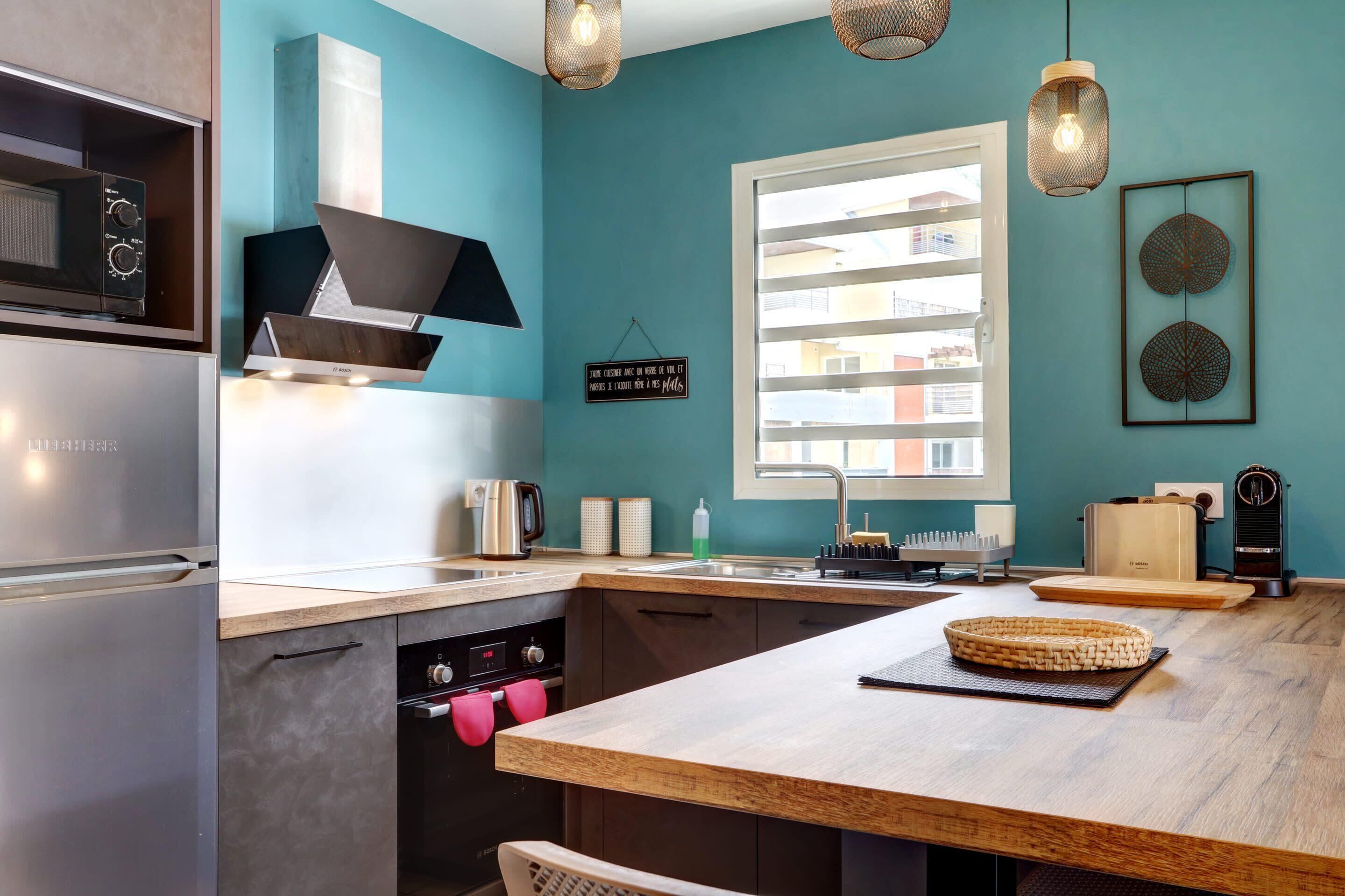 Geladeira, micro-ondas, fogão, cooktop