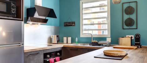 Geladeira, micro-ondas, fogão, cooktop
