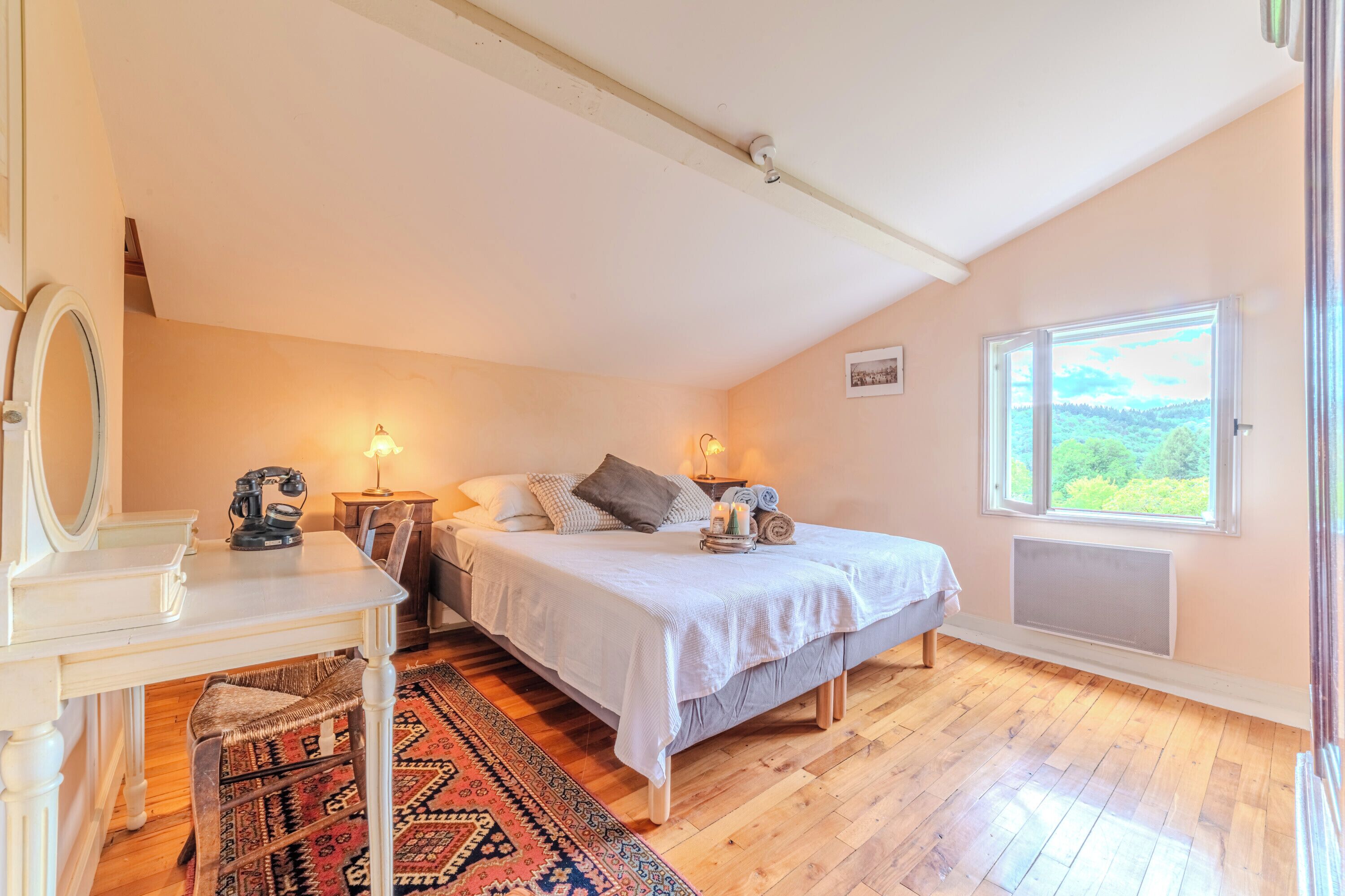 Iron/ironing board, WiFi, bed sheets