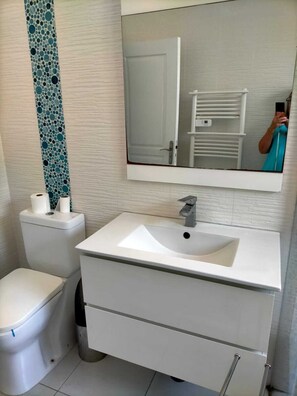 Bathroom - Vrbo Property (Fouras)
