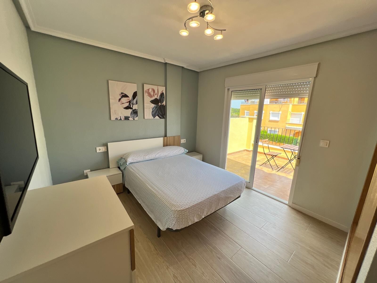 Een strijkplank/strijkijzer, wifi, beddengoed