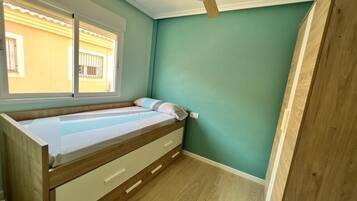 4 bedrooms, iron/ironing board, WiFi, bed sheets