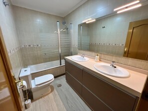 Dusche, Haartrockner, Bidet, Handtücher