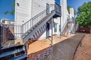 A residential building with a central staircase, a covered outdoor area, and a gravel driveway. - Modern Dallas Retreat (Dallas)