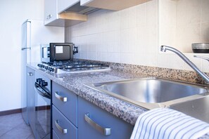 A kitchen with a stove, oven, sink, and granite countertop. - A comfortable and bright 39 square meters apartment, perfect for three people, located on the first floor of a completely renovated 17th-century historic building (NO elevator).The property is located in Valeggio sul Mincio and enjoys an excellent locati (Valeggio sul Mincio)