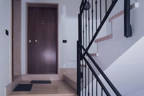 A wooden door with a number '2' on it, a black metal staircase railing, and a small mat at the bottom of the stairs. - A comfortable and bright 39 square meters apartment, perfect for three people, located on the first floor of a completely renovated 17th-century historic building (NO elevator).The property is located in Valeggio sul Mincio and enjoys an excellent locati (Valeggio sul Mincio)